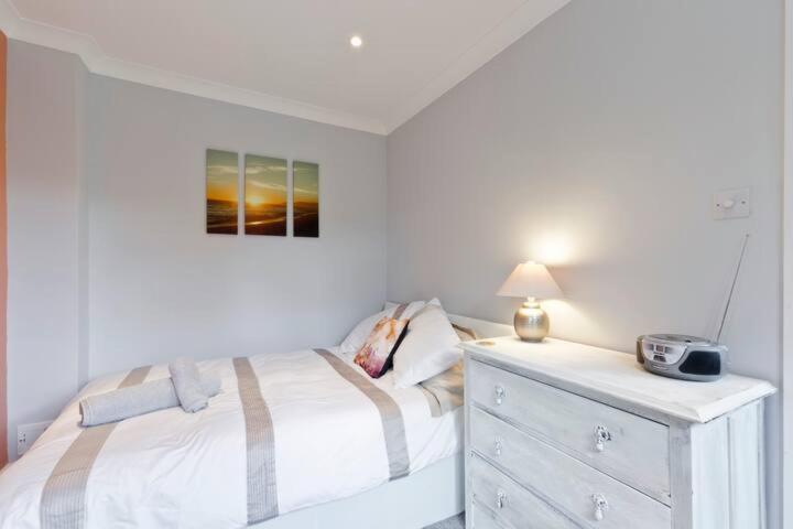 Stayinwoking At 30 Woodlands Horsell Zewnętrze zdjęcie