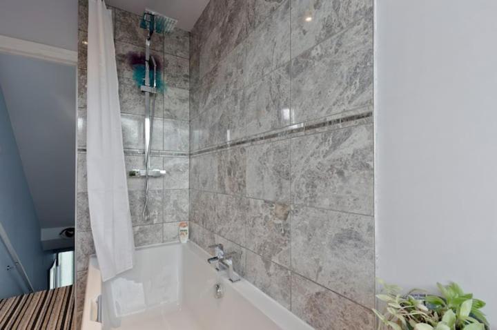 Stayinwoking At 30 Woodlands Horsell Zewnętrze zdjęcie